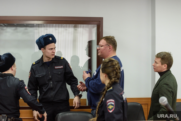 На входе в суд у Ширшикова забрали бритвы, которые он приготовил для поездки в СИЗО. После оглашения приговора ему их вернули