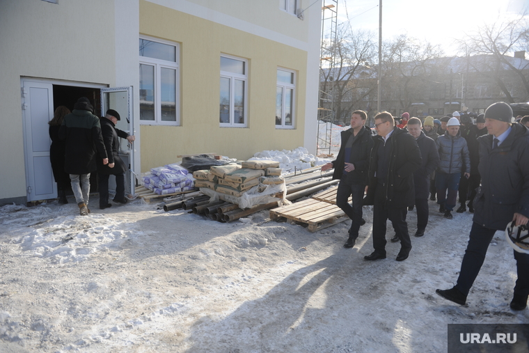 Губернатор ознакомился с ходом работ по ремонту школы