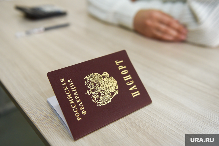 ЕГЭ по географии, литературе и химии в гимназии N 5. Екатеринбург, паспорт, паспорт рф, подготовка к егэ, школьники за партами, сдача егэ