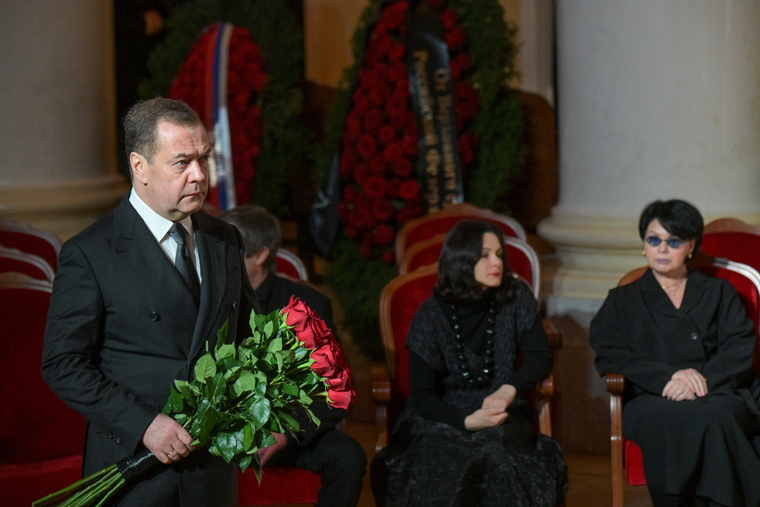 Заместитель председателя Совета Безопасности РФ Дмитрий Медведев приехал в Колонный зал Дома Союзов на прощание
