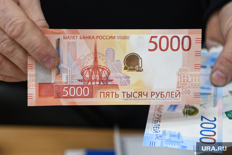 Процесс вакуумизации предметов для Капсулы времени. Екатеринбург, рубль, купюра, пять тысяч, стела европа азия, деньги, рубли, купюры, бумажные деньги, национальная валюта, купюра5000, новые пять тысяч рублей, пять тысяч рублей