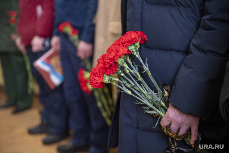 Похороны на Северном кладбище погибшего в зоне СВО старшего сержанта ВДВ Рожкова Вадима. Пермь, гвоздики, траурная церемония, прощание с погибшим в сво