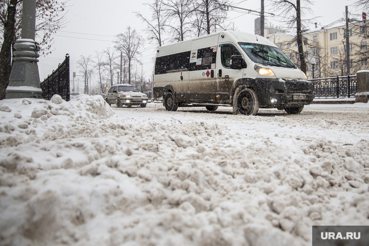 Снегопад в Екатеринбурге. Екатеринбург, снег, микроавтобус, непогода, нечищенная дорога, маршрутка