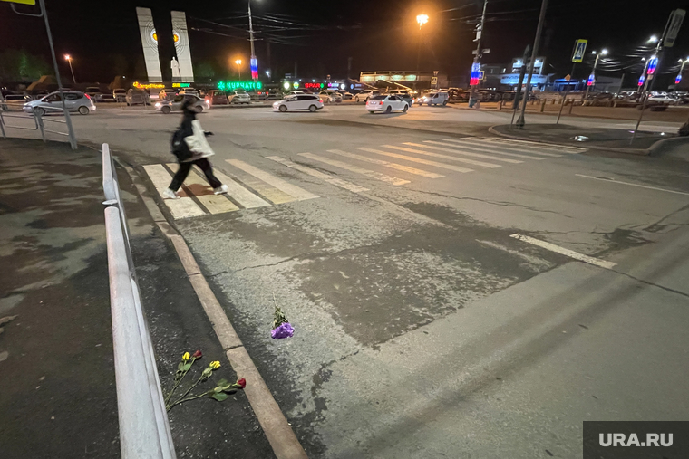 Пешеходный переход где автобус задавил студента. Челябинск, пешеходный переход, цветы на асфальте