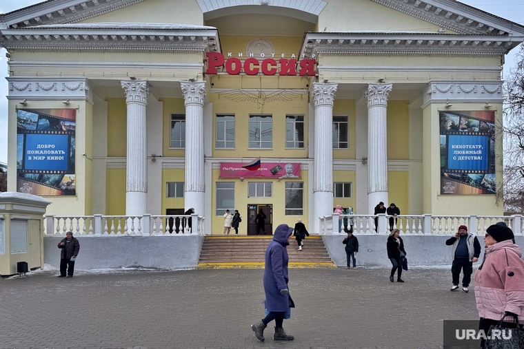 Очередь за путевками в летний лагерь. Курган, кинотеатр россия