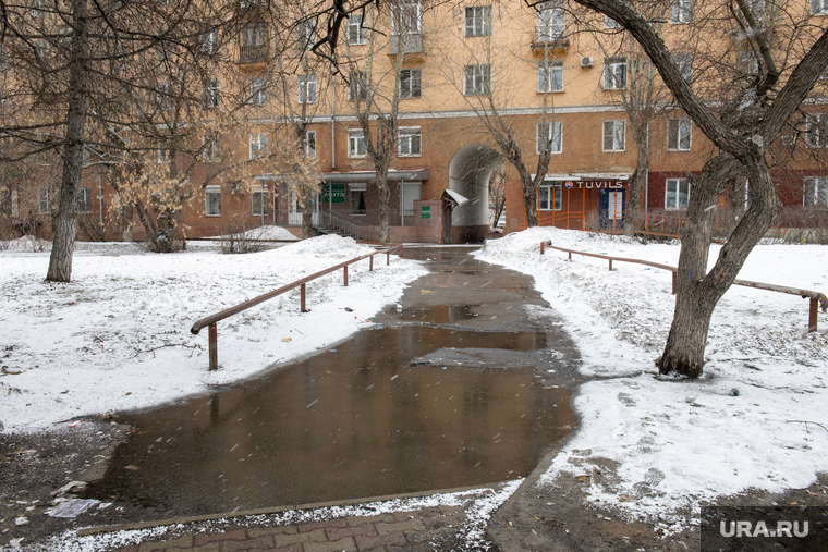 Виды города. Пермь, тает снег, лужи в городе, дворы перми