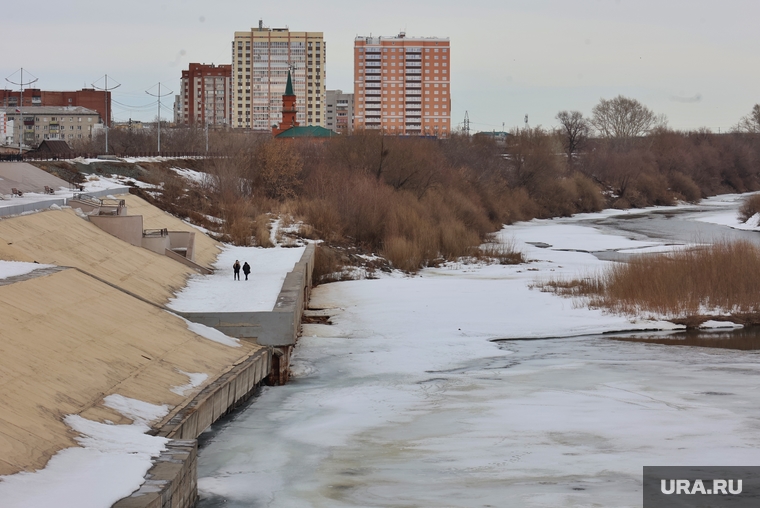 Город. Курган, набережная тобола, курган, весна в городе
