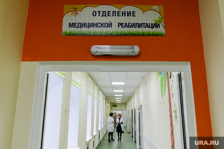 Пресс-тур на территорию медгородка, открытие новой поликлиники, вручение автомобилей скорой медицинской помощи. Челябинск, больница, отделение реабилитации