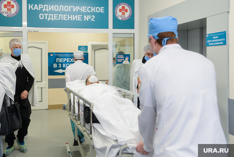 Алексей Текслер посетил Челябинскую областную больницу. Челябинск, кардиология, операционная, пациент, больной, каталка, врач, больница