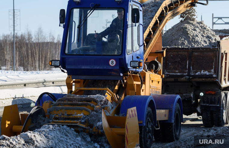 Верхняя Пышма. Свердловская область, уборка снега, снегоуборочная техника, проезжая часть, верхняя пышма