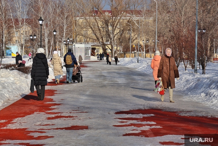 Город. Курган, красная дорожка, горсад, весна