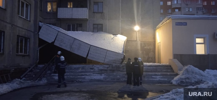 Обрушение козырька в доме на Салютной в Челябинске