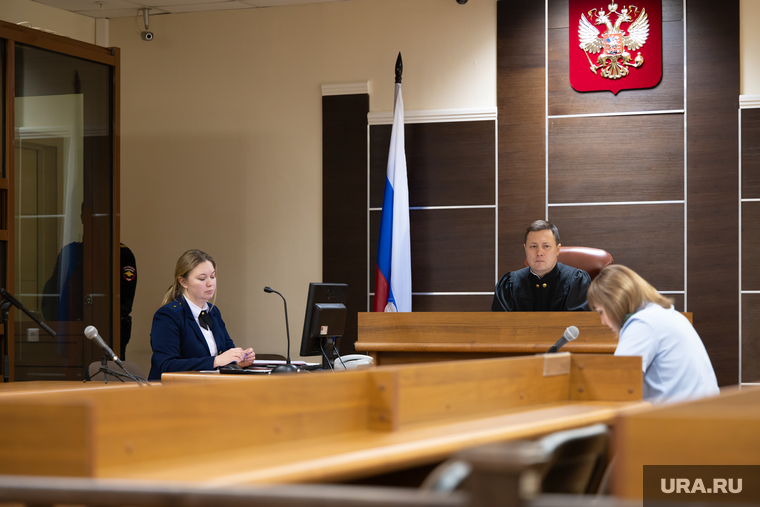 Марат Мусин (Марик) на заседании Пермского краевого суда по уголовному делу о пропаганде АУЕ. Пермь, стол, приговор, заключение, пермский краевой суд, триколор, флаг россии, правоохранительные органы, судебный процесс, вынесение приговора, заключенный под стражу, заключенный, правоохранители, правоохранительная деятельность