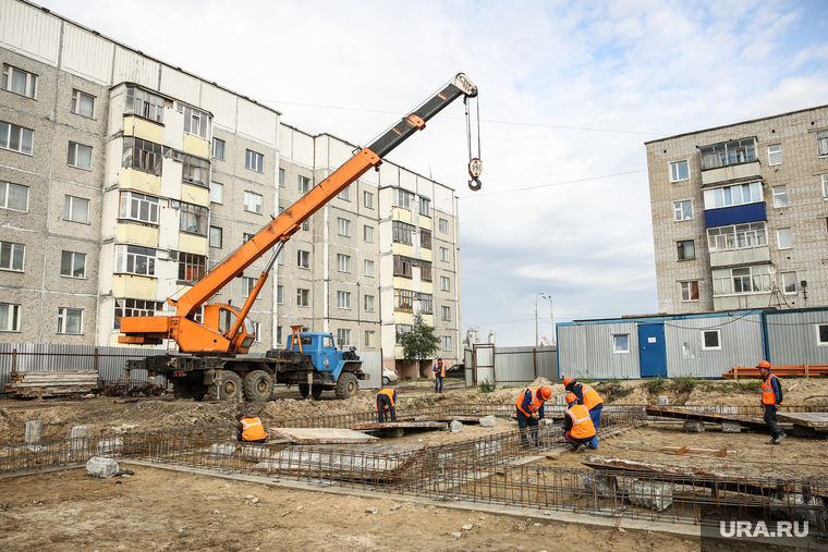 Закладка хореографической школы на ЖД. Сургут, автокран, фундамент, рабочие, стройка