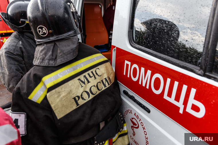 Спецтренировка по ликвидации последствий ДТП. Магнитогорск, мчс, пожарные в каске, ликвидация дтп, скорая помощь