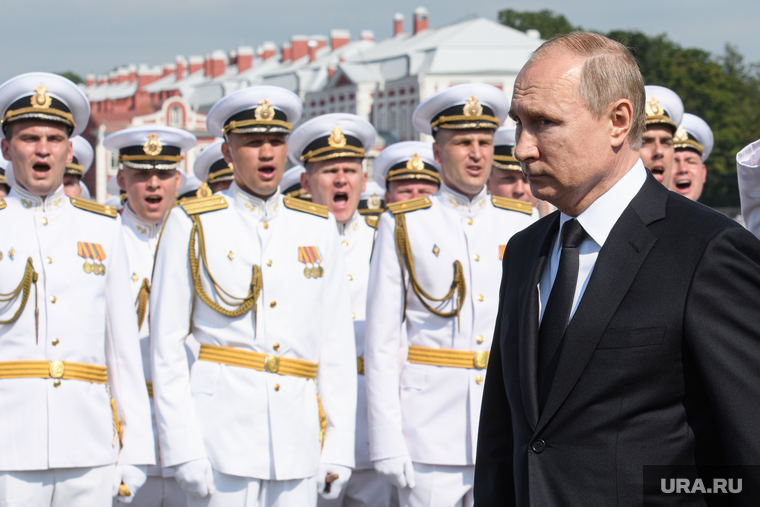Торжественная церемония празднования Дня ВМФ на Сенатской площади. Санкт-Петербург, офицеры, портрет, путин владимир, парад, день вмф, военные моряки