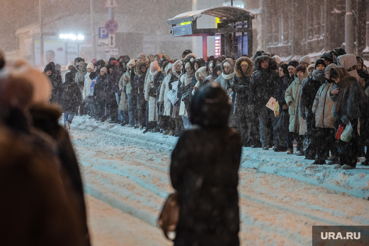 Снегопад. Екатеринбург, снег, зима, горожане, непогода, остановка общественного транспорта, снегопад, вечер, ожидание трамвая, остановка улица радищева