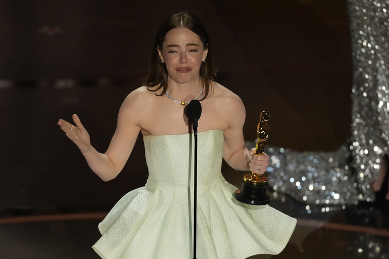 Эмма Стоун получила «Оскар» за фильм «Бедные-несчастные»