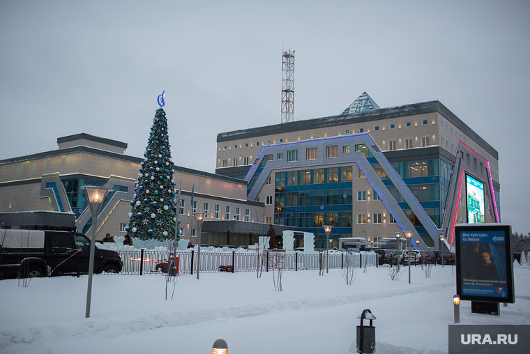 Офис Газпром добыча Ноябрьск, новогодняя елка, газпром ноябрьск