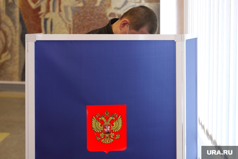 Выборы- 2021. Курган , молодой человек, выборы, топ, избирательный участок, звездочка, голосование, кабинка голосования, выборы 2024