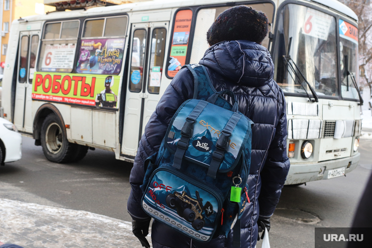 Виды города. Курган, автобусная остановка, подросток, автобус, ученик, паз, школьники