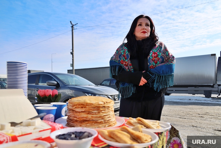 На курганской трассе дальнобойщиков накормили блинами