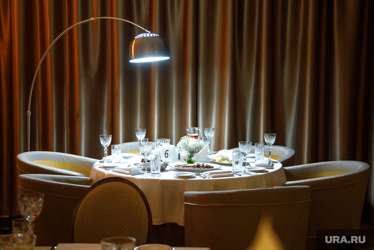 Открытие ресторана "Дубровин", столик в ресторане, сервировка стола