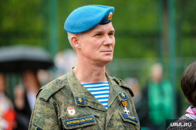 Линейка первоклассников с ветераном СВО Сергеем Бормотовым в школе 68. Челябинск, школьная линейка, бормотов сергей