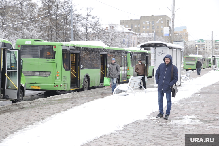 Город в период ограничений передвижения и самоизоляции во время карантина по Covid-19. Тюмень, автобусная остановка, пассажиры, пустые улицы
