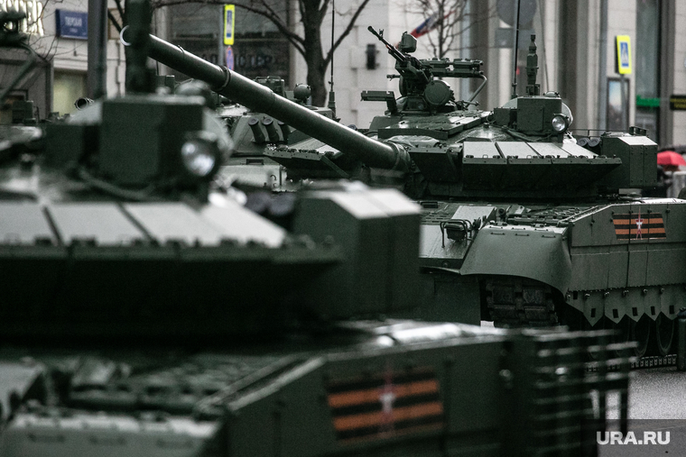 Движение техники для репетиции Парада Победы 9 мая. Москва, военная техника на марше, т-90, танк, колонна техники