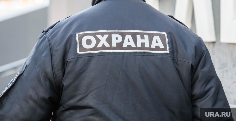 Возложение цветов к памятнику Ельцину. Екатеринбург, памятник ельцину, безопасность, ельцин центр, охранник, охрана