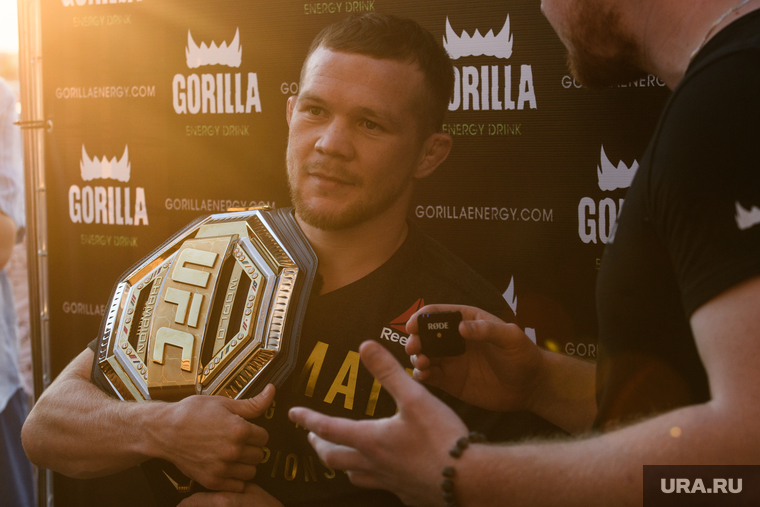 Пётр Ян в аэропорту Кольцово. Екатеринбург, ян петр, пояс чемпиона ufc в легчайшем весе