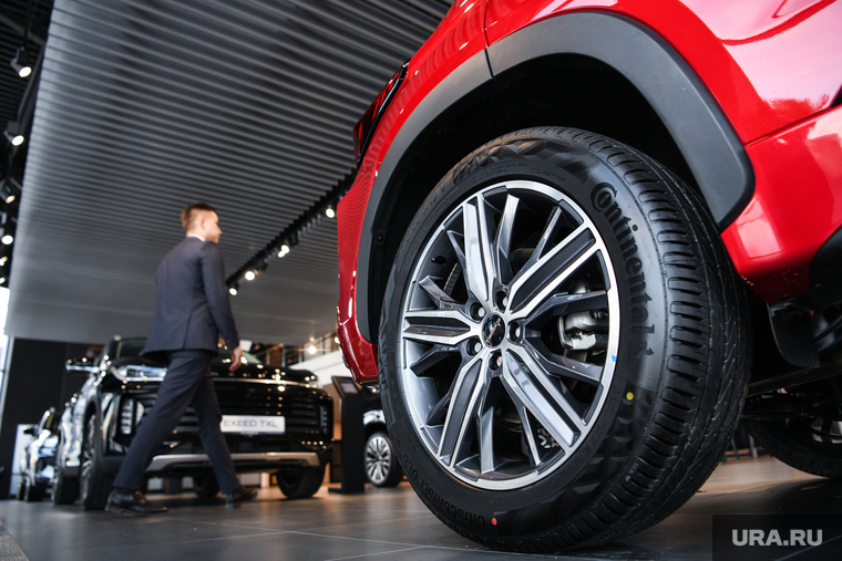 Автосалон EXEED. Екатеринбург, иномарка, колесо автомобиля, автомобиль, китайский автопром, автосалон exeed, шины континенталь, шины continental, кроссовер