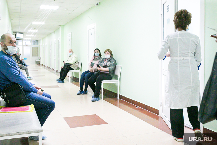Поликлиника. Тюмень, поликлиника, пациенты, люди в масках, врач, доктор