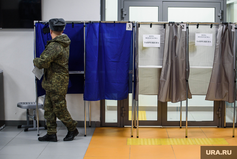 Выборы-2024. Екатеринбург, выборы, избирательная кабинка, уик, военнослужащий, избирательный участок, военный