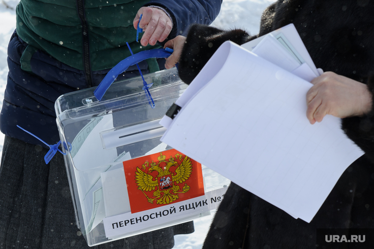 ВЫБОРЫ 2018. Досрочное голосование на выборах президента РФ в деревне Кенчурка, Свердловская область, россия, герб россии, переносной ящик, топ, выездное голосование, звездочка, урна для голосования, выборы 2024