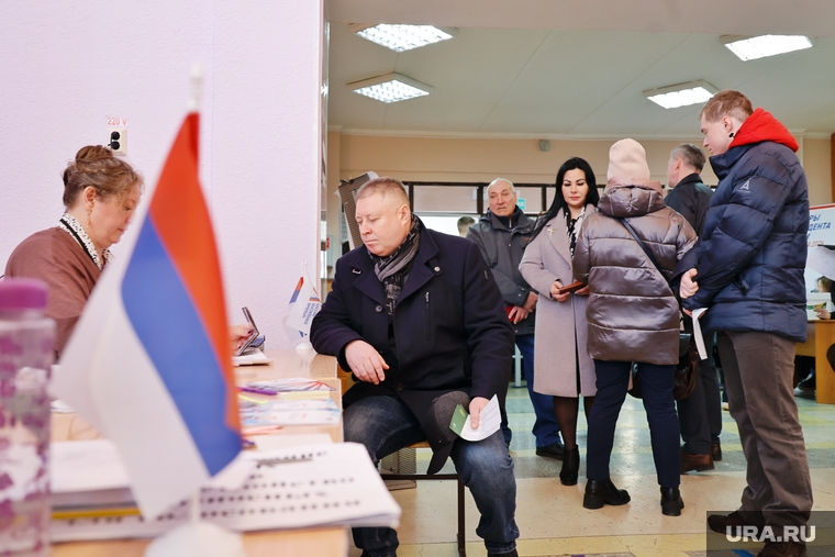 также отдать голос на избирательный участок пришел начальник УФСИН Михаил Мачушкин