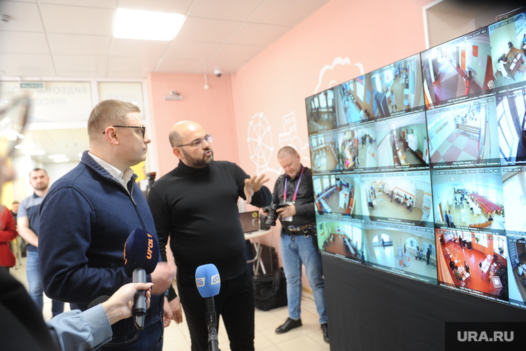 Текслер осмотрел помещения видеомониторинга Центра и пообщался с присутствующими наблюдателями