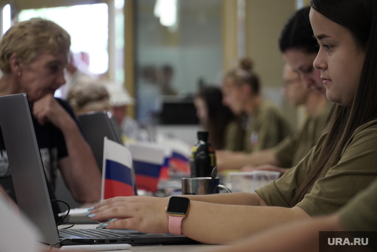Пункт выдачи гуманитарной помощи мелитопольцам от Единой России. Мелитополь
