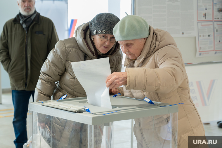 Выборы 2024. Избирательная комиссия в ДК Молодежи Пермь, выборы, избирательная урна, избирательный участок, голосование, пенсионеры, бюллетень