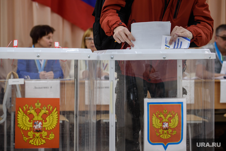 Студентка Екатерина Молоканова на избирательном участке № 1417 (Выборы 2024). Екатеринбург, избирательная урна, голосование, бюллетень