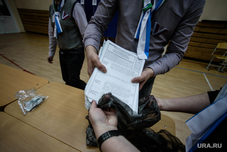 Подсчет бюллетеней на избирательном участке в гимназии № 104 (Выборы 2024). Екатеринбург, подсчет бюллетеней, неиспользованные бюллетени