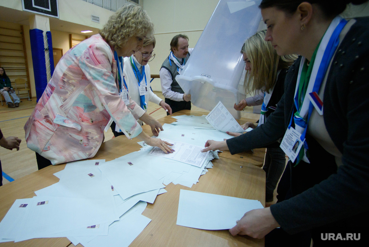 Подсчет бюллетеней на избирательном участке в гимназии № 104 (Выборы 2024). Екатеринбург, подсчет бюллетеней