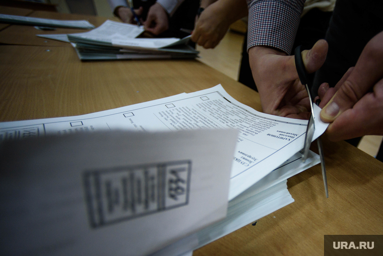 Подсчет бюллетеней на избирательном участке в гимназии № 104 (Выборы 2024). Екатеринбург, подсчет бюллетеней, неиспользованные бюллетени