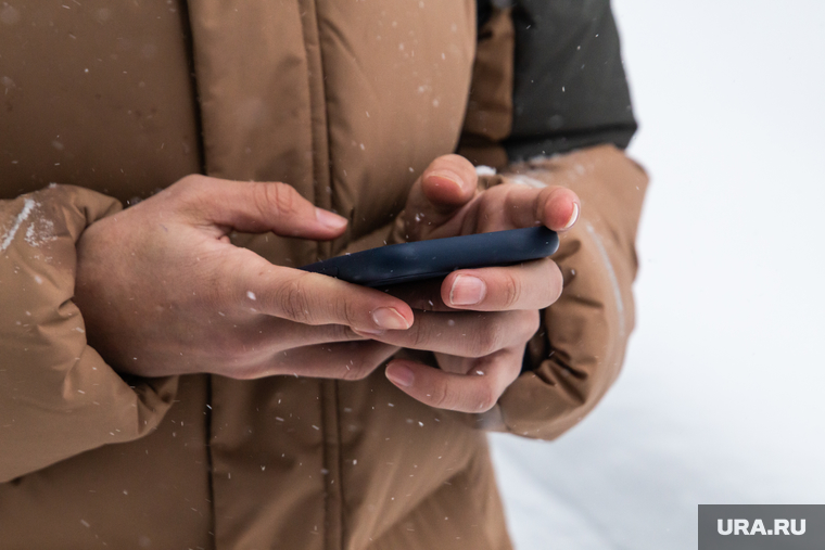 Снегопад. Екатеринбург, снег, зима, интернет, звонок, мобильник, непогода, снегопад, телефон в руках