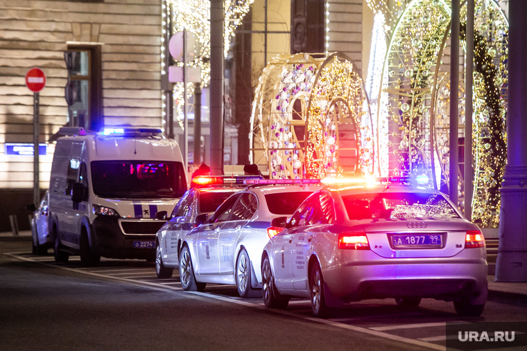 Лубянская площадь после проишествия со стрельбой у здания ФСБ России. Москва, мигалки, чп, место проишествия, лубянская площадь, полицейские автомобили, полицейское оцепление