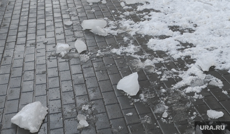 Тротуар со снегом с крыш. Челябинск, снег на тротуаре, тротуар, глыба льда, обрушение снега