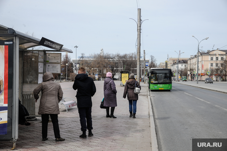 Город во время карантина по коронавирусу. Тюмень 
, автобусная остановка, автобус, пассажиры