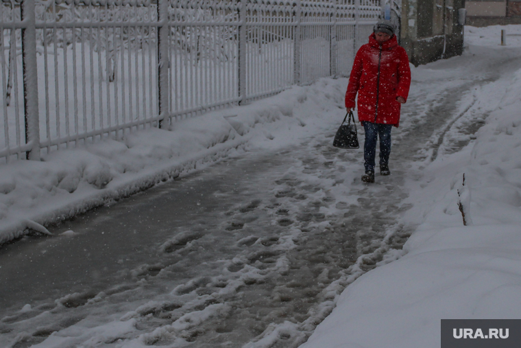 Снег в городе.
Курган., мокрый снег, лужа замерзла