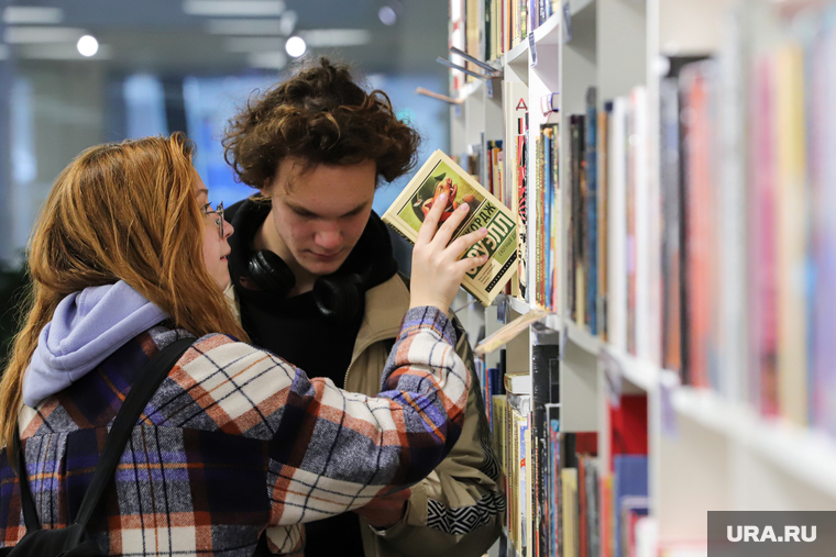 Презентация книги Марины Голубицкой "Два писателя, или Ключи от чердака" в книжном магазине Пиотровский, книжный магазин, пиотровский книжный магазин